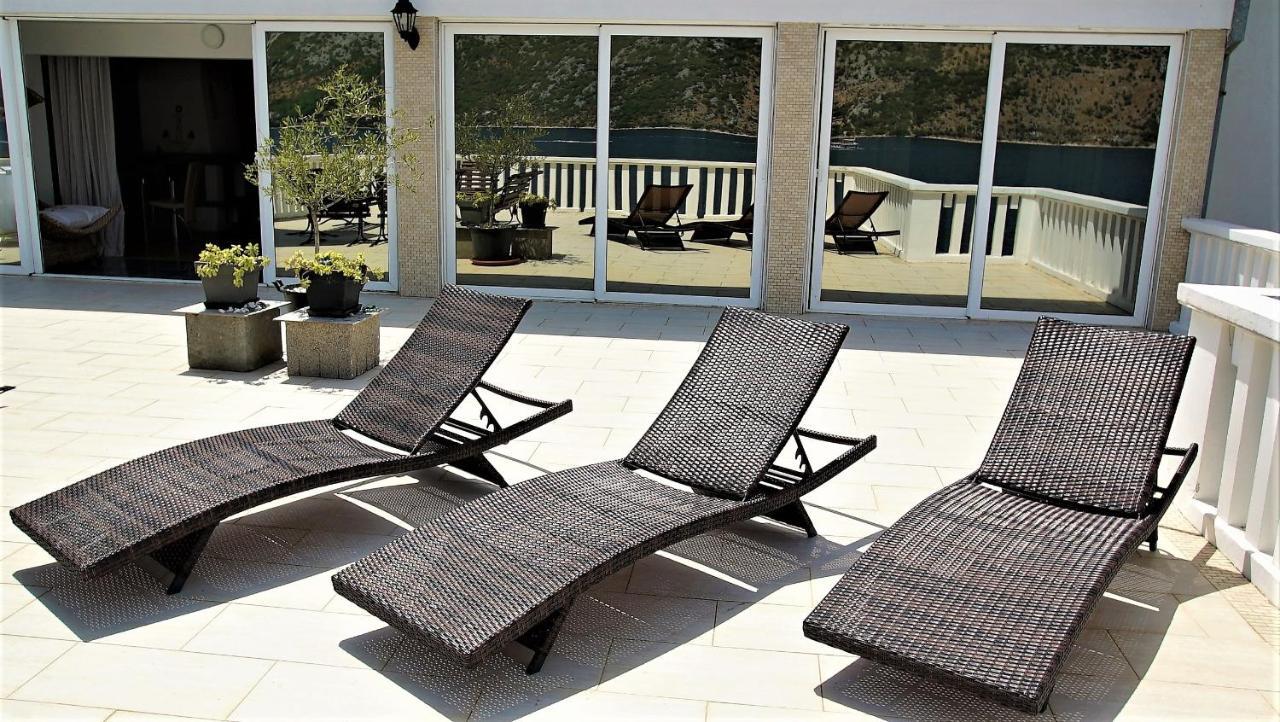 Penthouse Stoliv New Spa-Pool Villa Is Located 5M From The Sea, Exclusive Terrace,Private Jetty Wih Sunbeds, Pebble Beach, Secluded Location Total Area 375M2 At Your Disposal Kotor Bagian luar foto